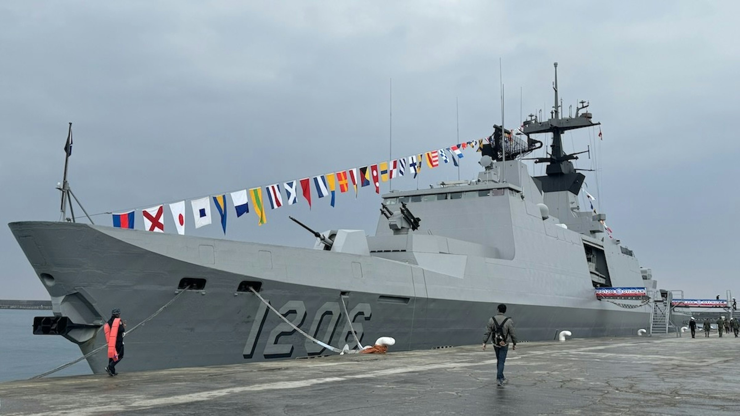 照片中提到了H，包含了指揮艦、船、護衛艦、兩棲指揮艦、兩棲運輸碼頭