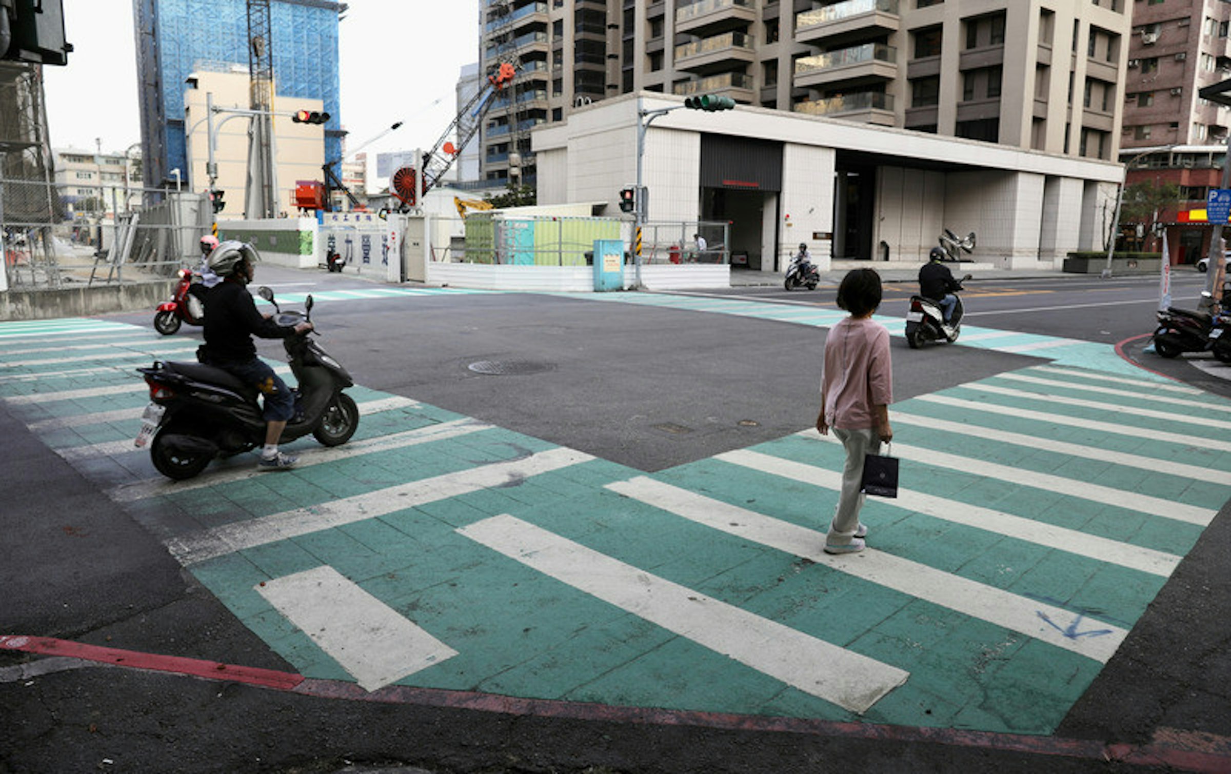 照片中包含了市區、汽車、斑馬線、路、路面