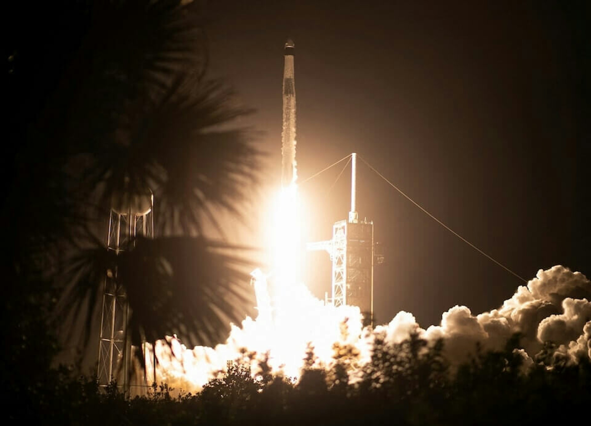 照片中包含了陽光、北極星黎明、獵鷹9、約翰甘迺迪太空中心、太空X