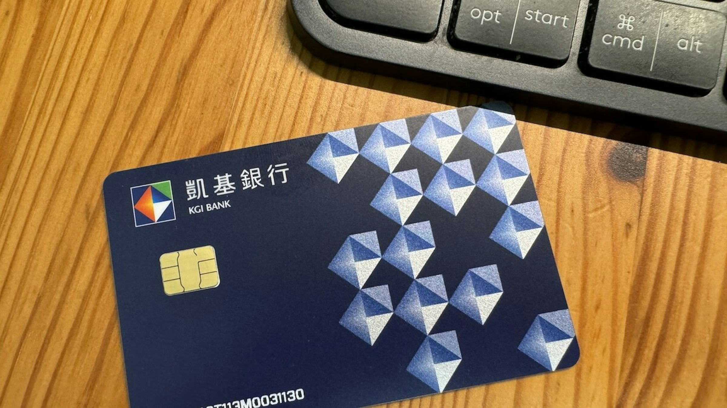 照片中提到了凱基銀行、KGI BANK、113M0031130，包含了計算機鍵盤、計算機鍵盤、電腦、空格鍵、上網本