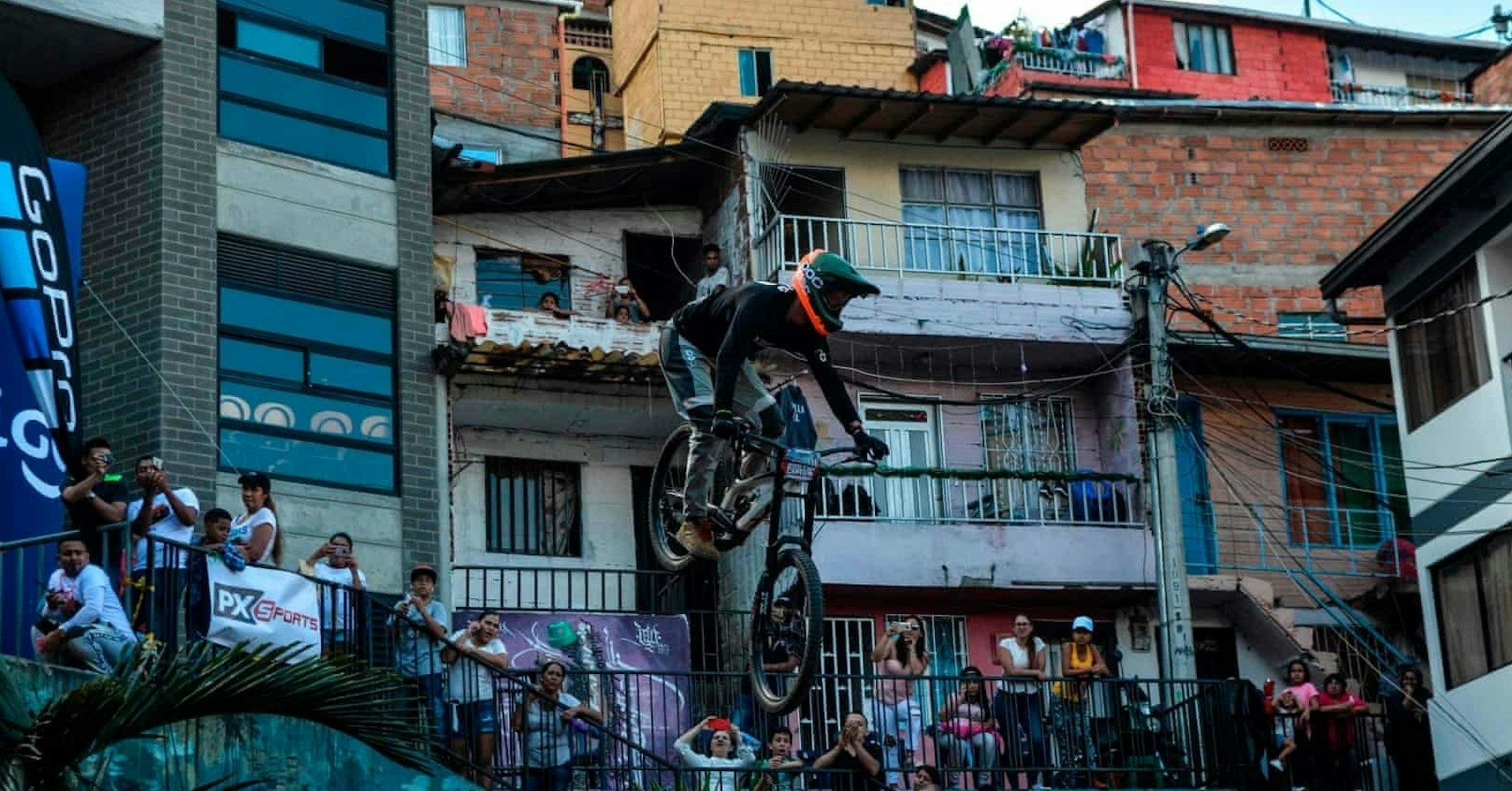 Mountain bike, Medellín, Downhill mountain biking, Bicycle, Mountain biker, 2018–19 Premier League, Manchester United F.C., Mountain biking, Cycling, Athlete, Mountain bike, town, city, street, tree, building, recreation, facade, house, window