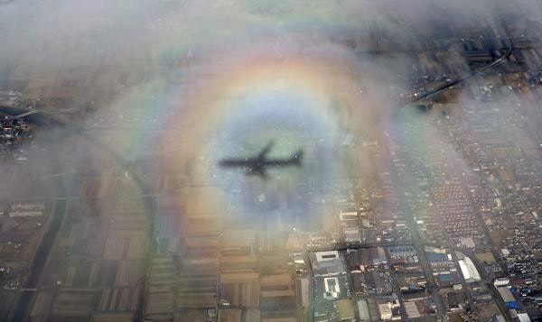 是攝影師拍到彩虹包飛機的神奇景象這篇文章的首圖