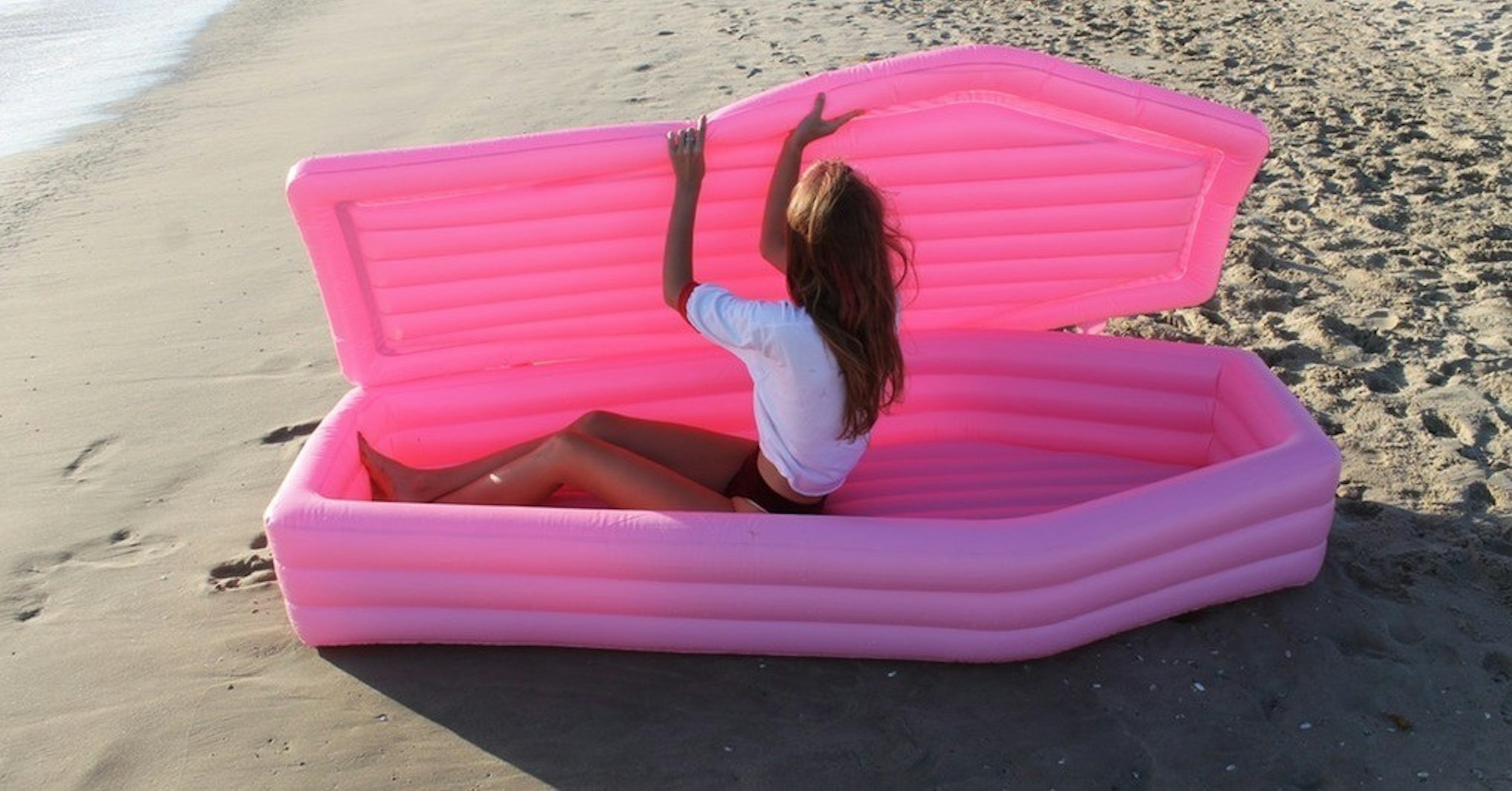 Coffin, Pink, , Sunlounger, Design, Swimming pool, , Death, Color, Industrial designer, Coffin, pink, furniture, product, couch, chair, outdoor furniture, sunlounger, magenta, bed, plastic