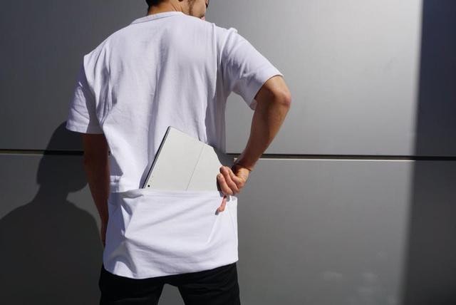 T-shirt, Sleeve, Crowdfunding, Shoulder, 株式会社マクアケ, Neck, Personal computer, , Photography, 出資, Crowdfunding, white, joint, shoulder, standing, arm, abdomen, t shirt, neck, hip, muscle