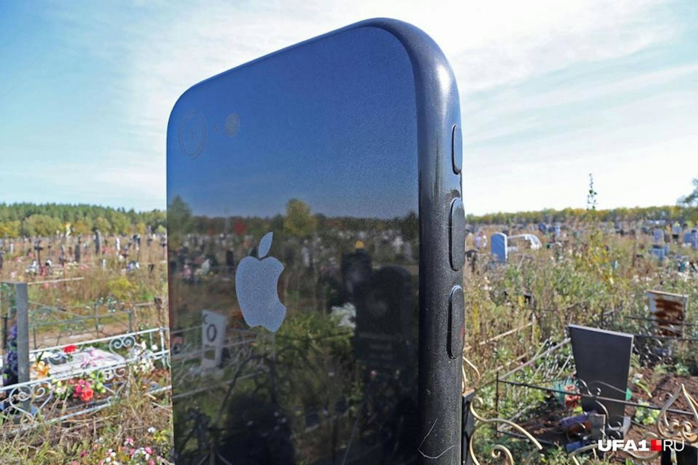 Headstone, Burial, Cemetery, iPhone, , Mourner, Grave, Mourning, Death, , Headstone, sky, grass, plant, tree, city, panorama