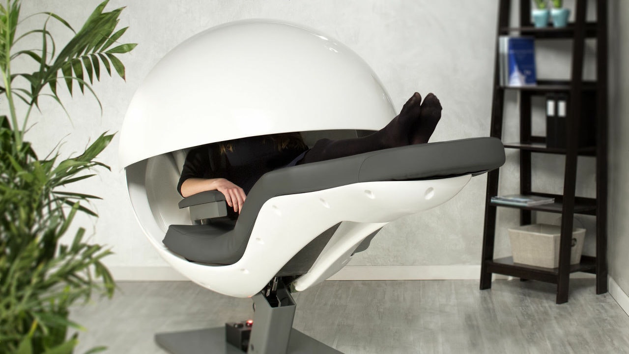 是小盹怡情又養身的辦公室睡眠椅MetroNaps EnergyPod這篇文章的首圖
