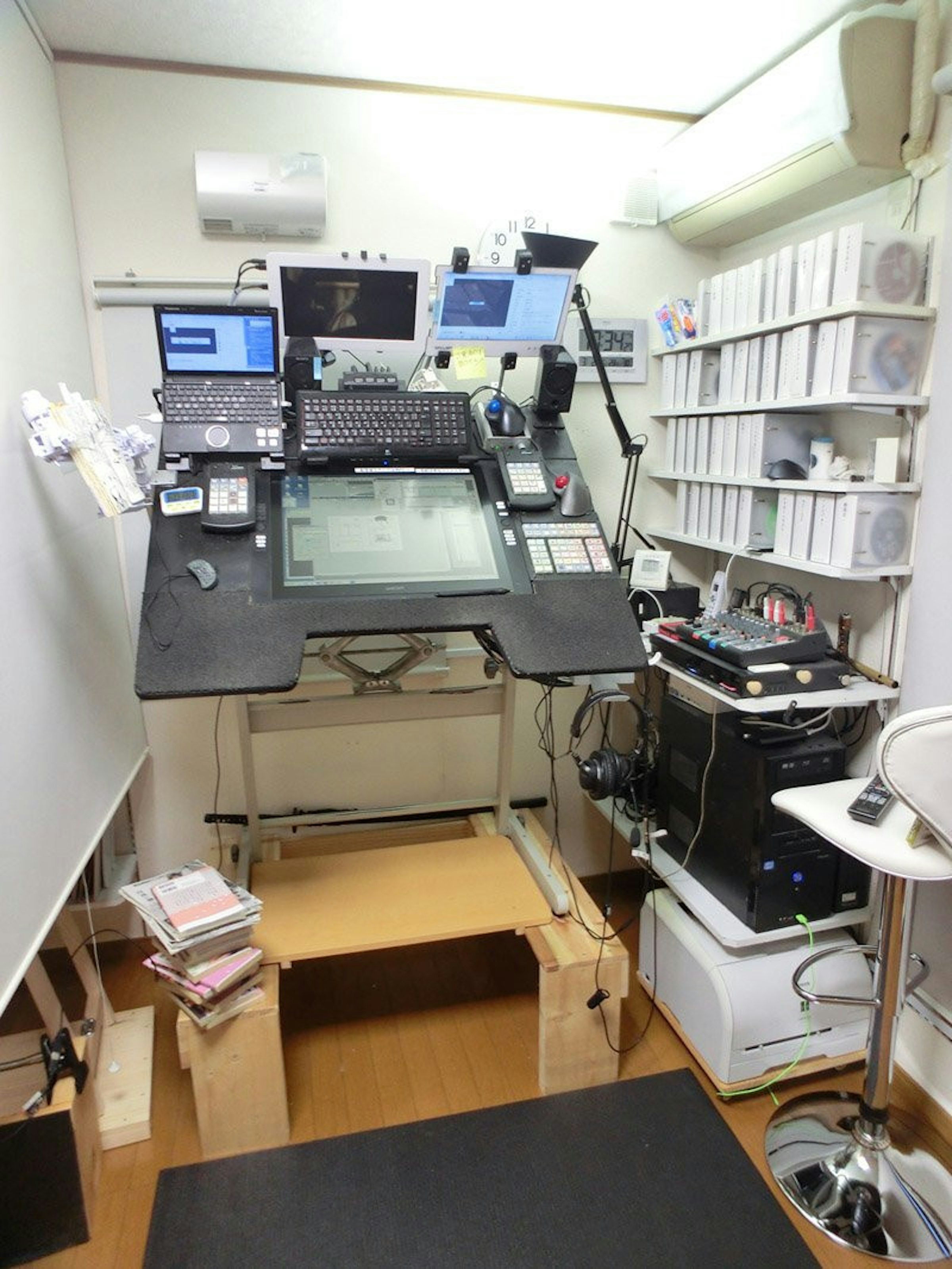 是日本漫畫家的超狂工作室 濱田義一自製超強工作桌這篇文章的首圖