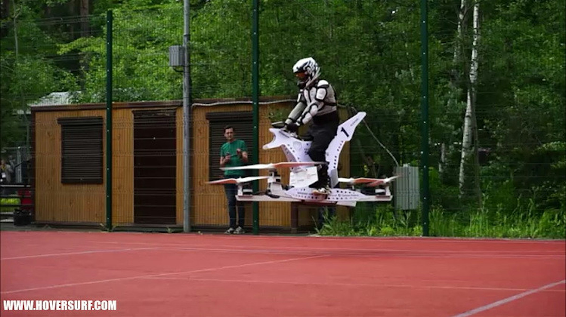 是像是無人飛機又像是古早轎子的新一代hoverbik這篇文章的首圖