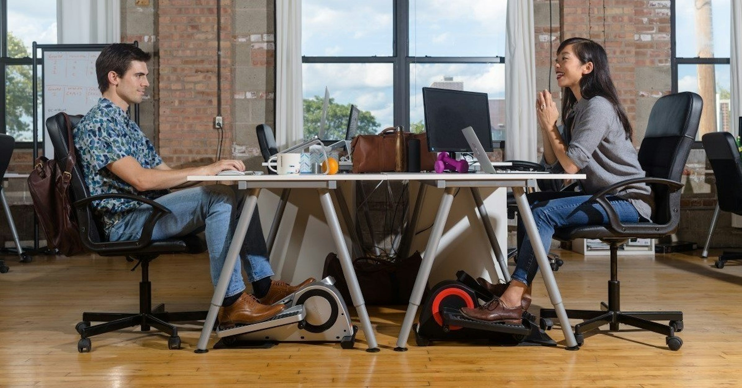 Table, Cubii Under Desk Elliptical, Elliptical Trainers, Desk, Office, Exercise, Standing desk, Physical fitness, Computer desk, furniture, table, desk, product, chair, office, flooring, joy, headwear, Table，Cubii Under Desk橢圓機，橢圓機，辦公桌，辦公桌，運動，站立式桌椅，體育健身，電腦桌，家具，桌子，辦公桌，產品，椅子，辦公室，地板，喜悅，頭飾