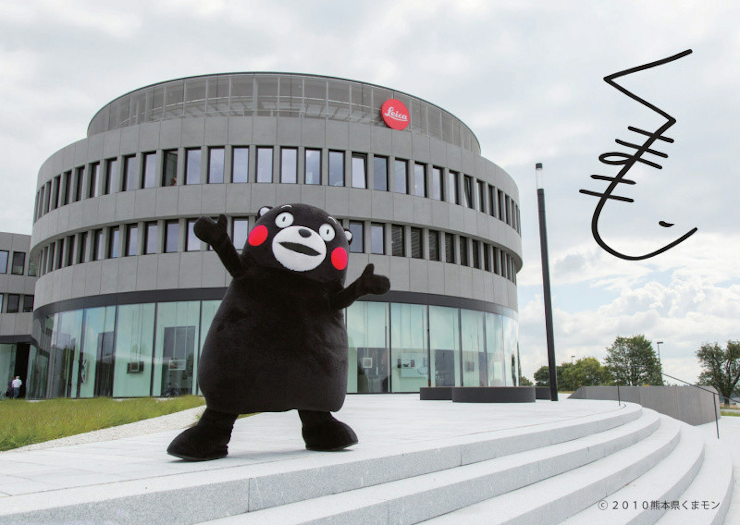 是徠卡推出50台Leica C熊本熊限量相機紀念款，另有一台Leica M展示這篇文章的首圖