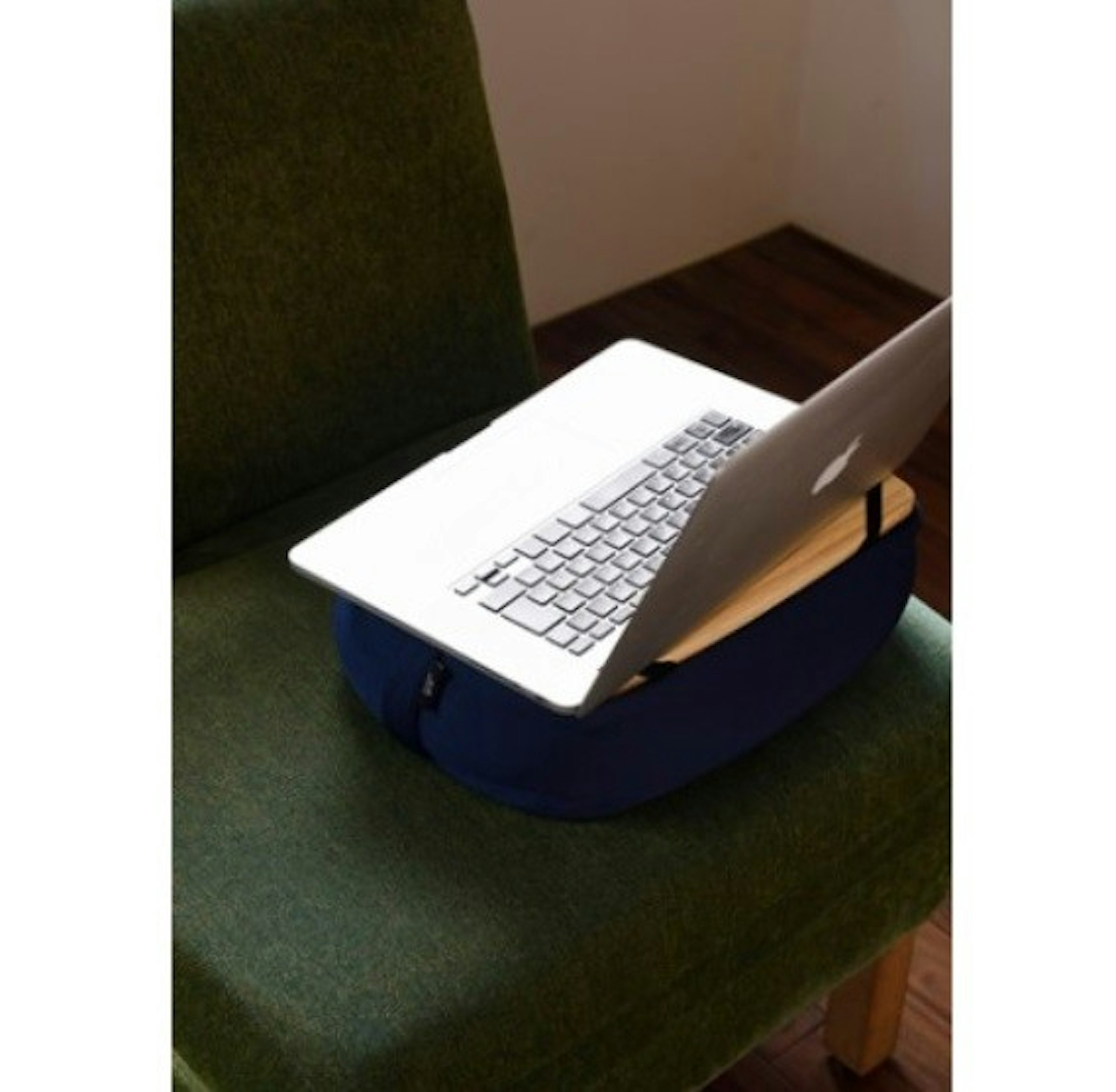 Table, Cushion, Couch, Bed, Desk, Futon, Pillow, Household goods, Floor, , Cushion, furniture, table, desk, multimedia, angle