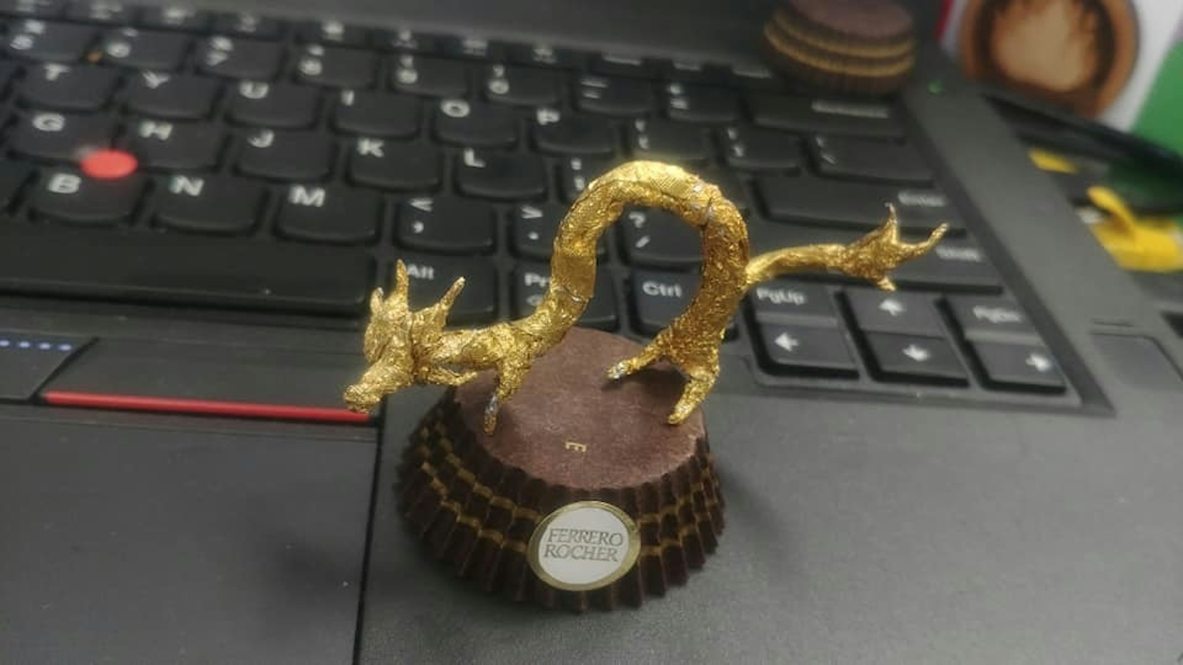 照片中提到了[K、24、IN，跟費雷羅·羅徹（Ferrero Rocher）有關，包含了金屬、金屬
