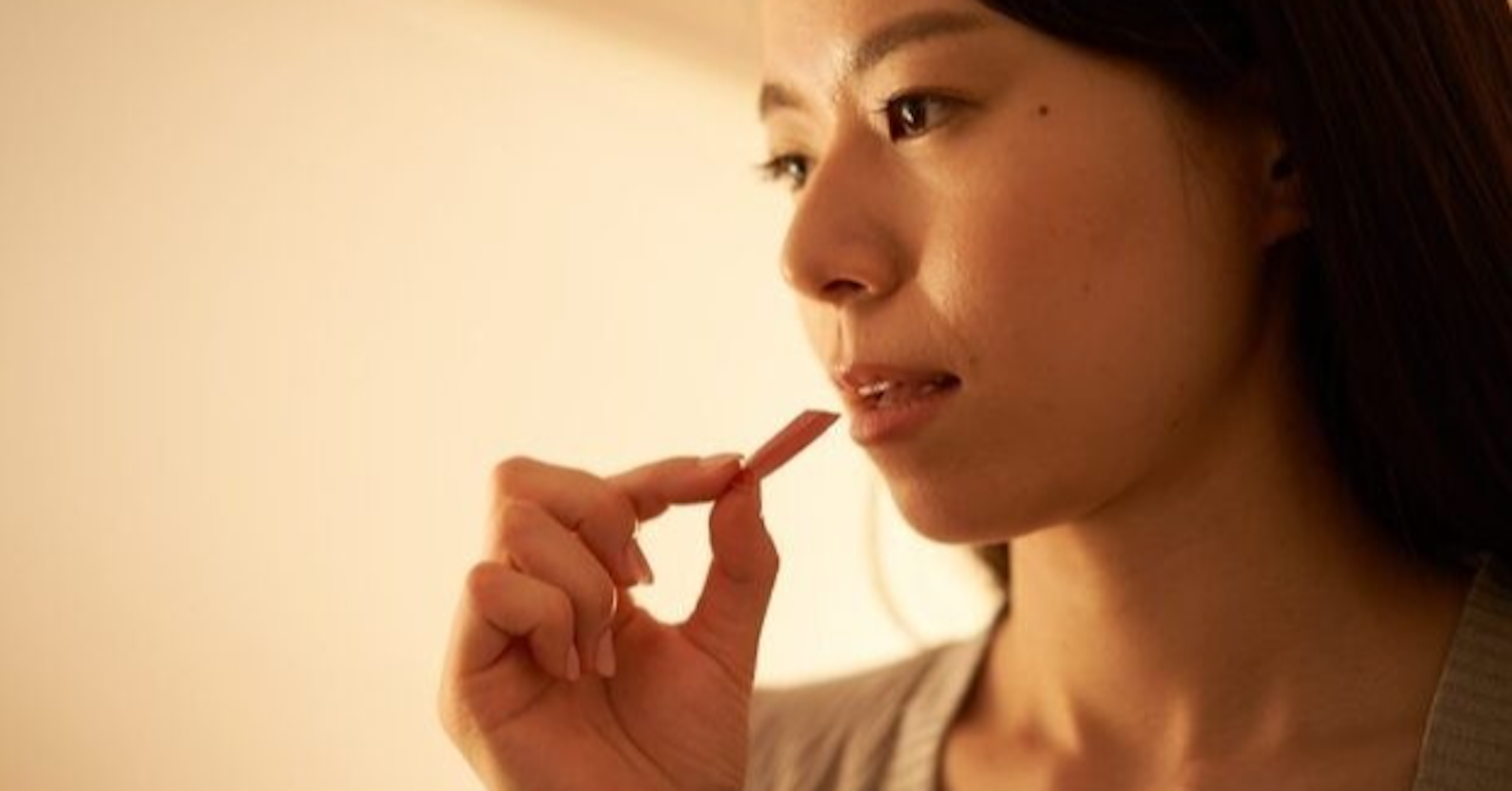 照片中包含了唇、棕色的頭髮、嘴唇、頭髮、棕色