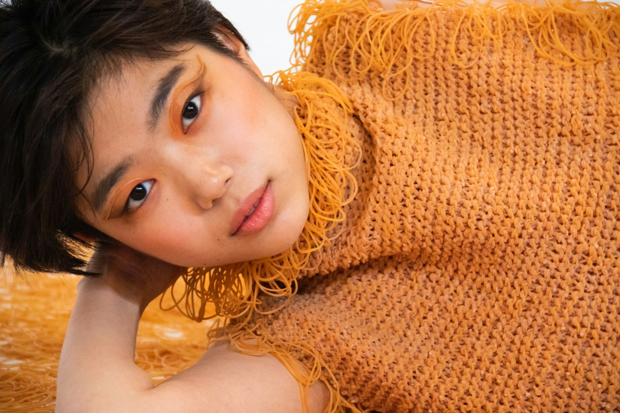 照片中包含了輪ゴム服、克勞迪婭·安杜哈爾（Claudia Andujar）、橡皮筋、服裝、多摩美術大學
