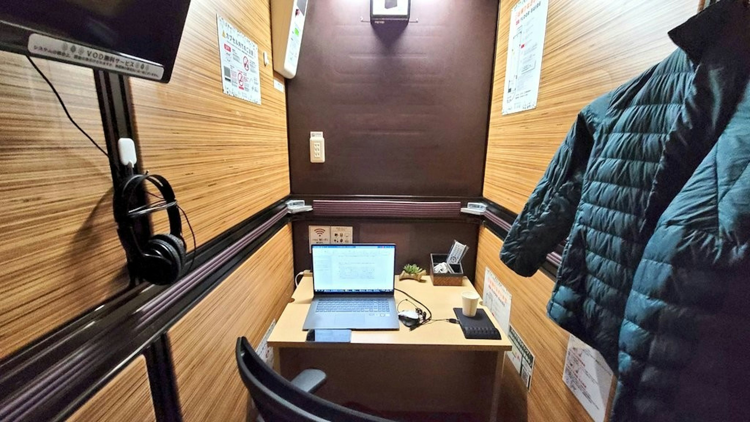 照片中提到了VODRKT-E，包含了房間、膠囊旅館、旅館、安心お宿プレミア新宿駅前店、安心お宿