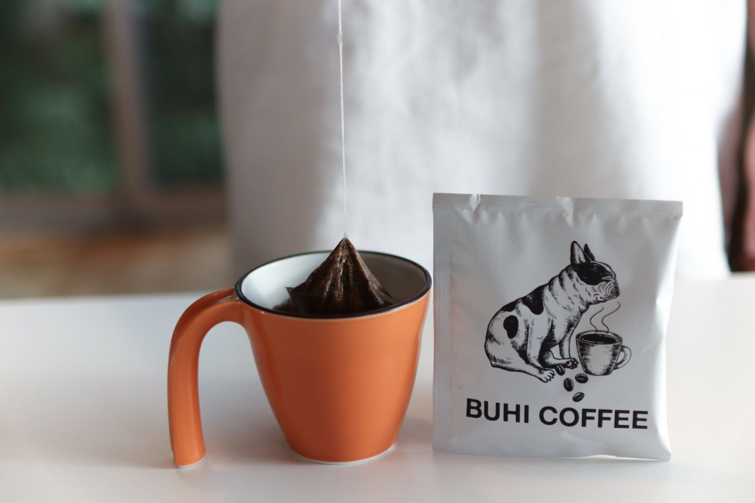 照片中提到了BUHI COFFEE，跟本特利有關，包含了咖啡杯、咖啡、世界啤酒杯、咖啡杯、咖啡師