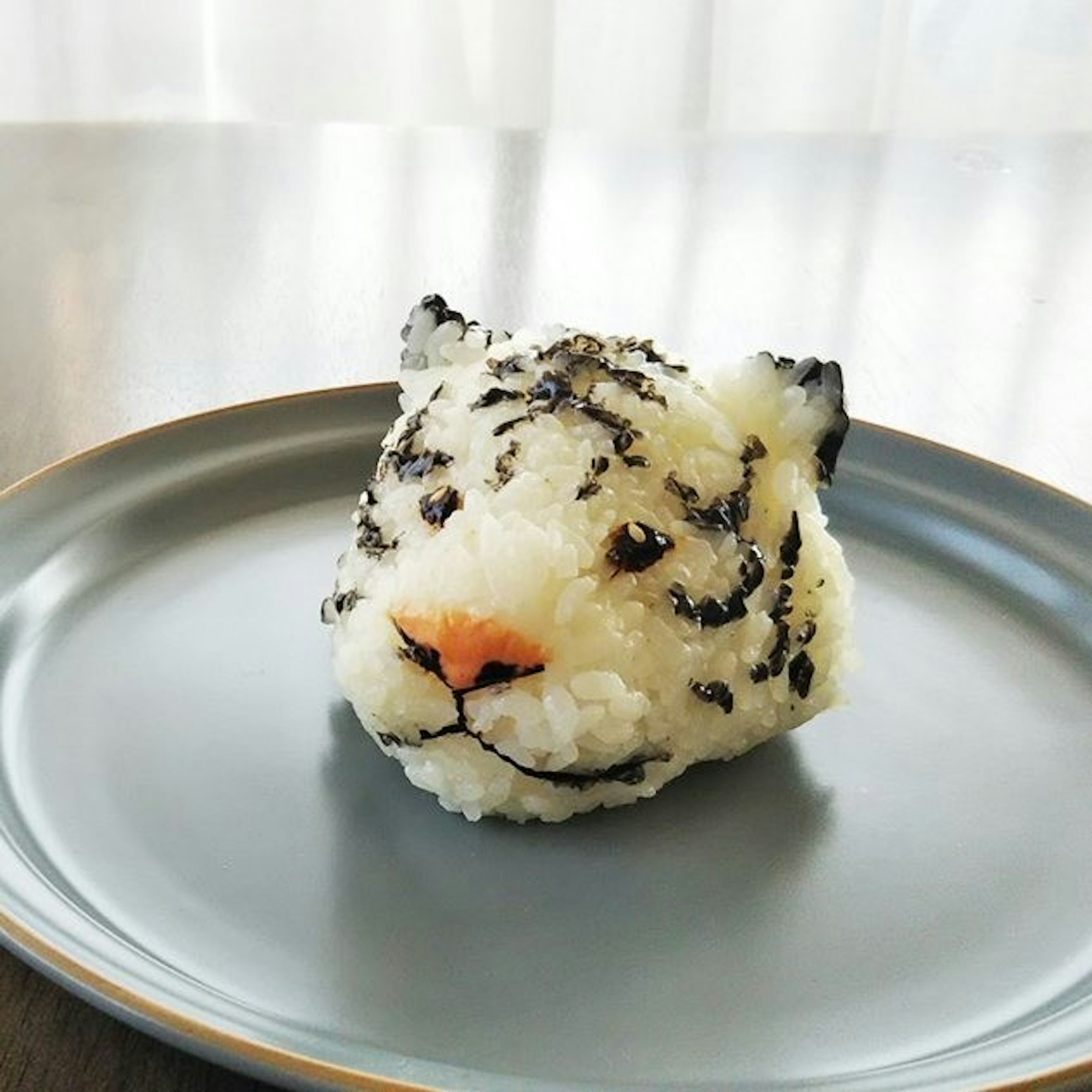 照片中包含了開胃菜、新浪微博、飯糰、白虎、新浪公司