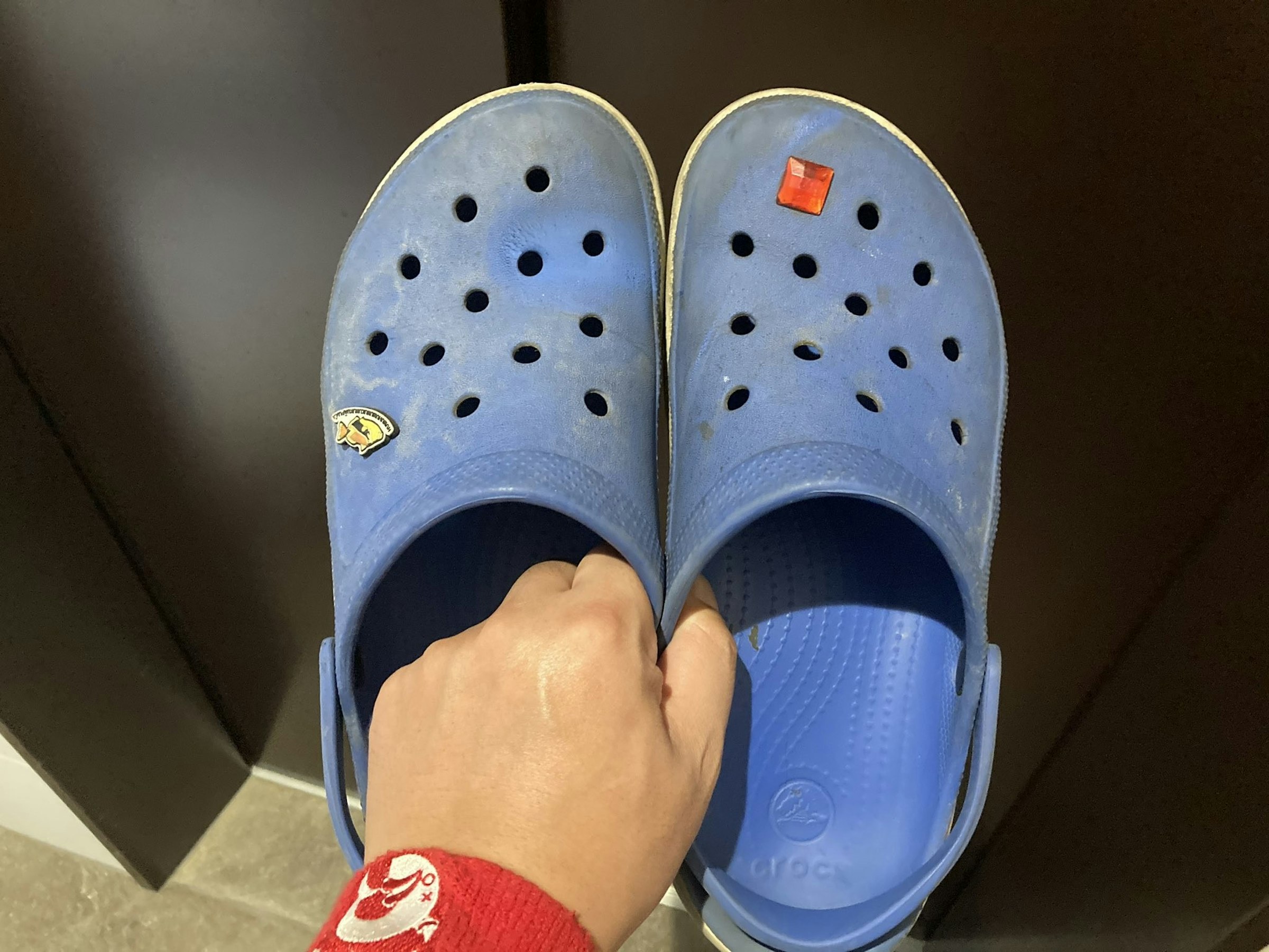 照片中提到了croc，包含了腳丫子、腳丫子、拖鞋、腳的疾病、寶塚音樂學校