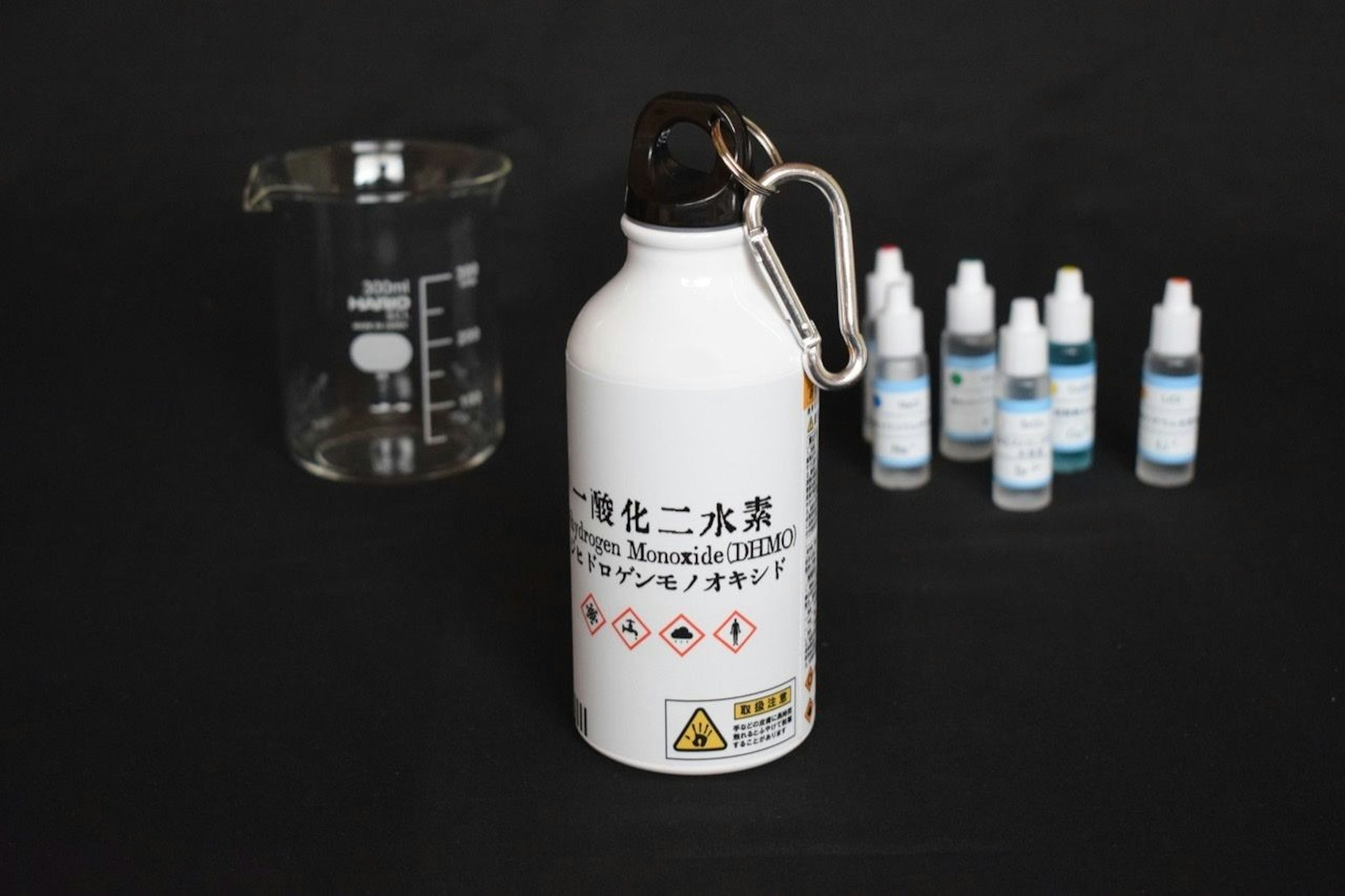 照片中提到了300ml、22、酸化二水素,，跟貝林格有關，包含了玻璃瓶、玻璃瓶、水壺、水、塑料瓶