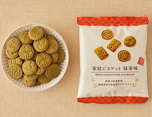 照片中提到了家紋ビスケット 抹味茶味、Matcha Flavored Family Crest Biscuits,包含了家紋ビスケット抹茶、抹茶、勞森、戰國時代、餅乾