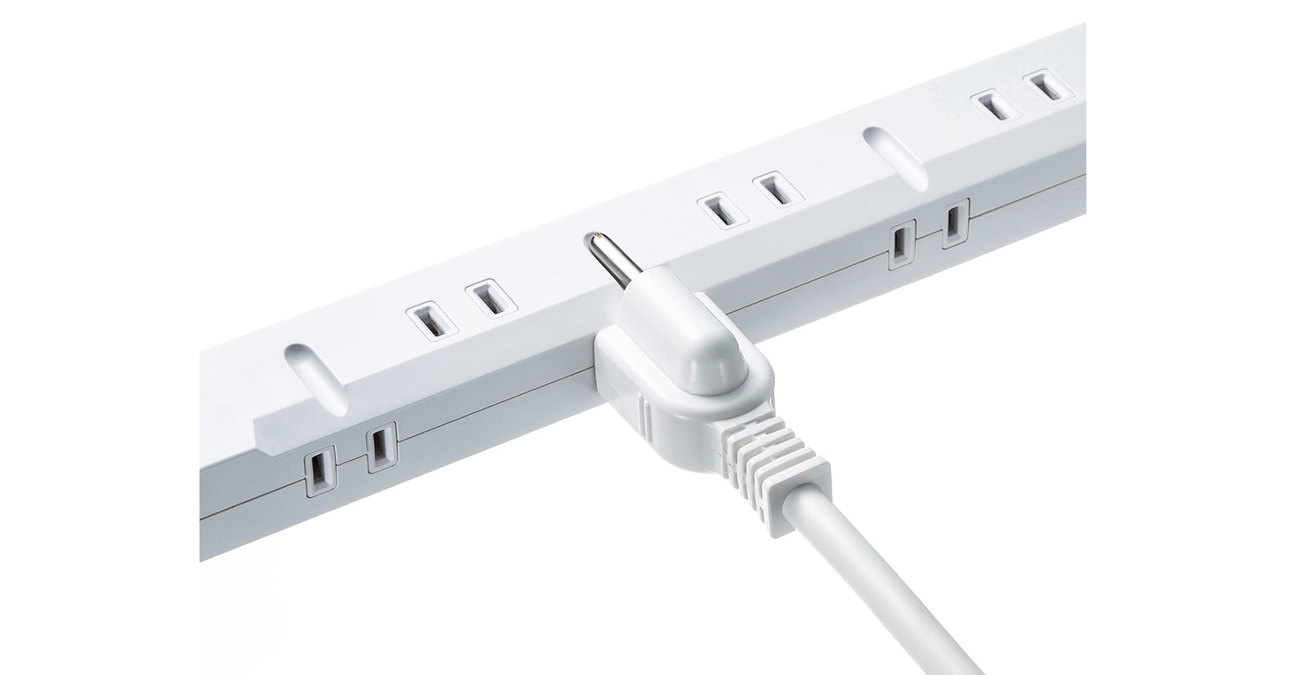照片中包含了電子配件、サンワサプライスリム雷ガードタップ、AC適配器、サンワサプライスリムタップ、電源板