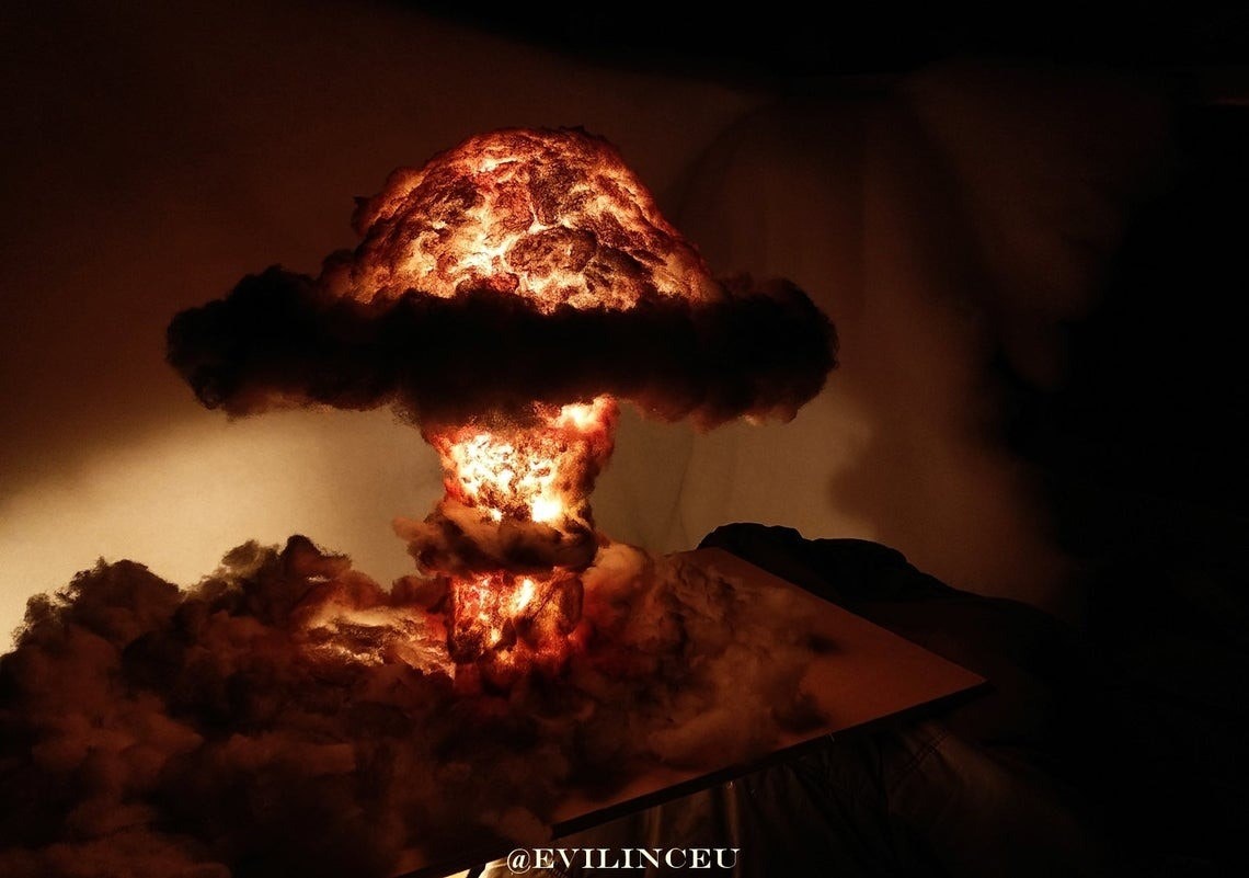 照片中提到了@EVILINCEU，包含了核爆燈、爆炸、蘑菇雲、燈、設計