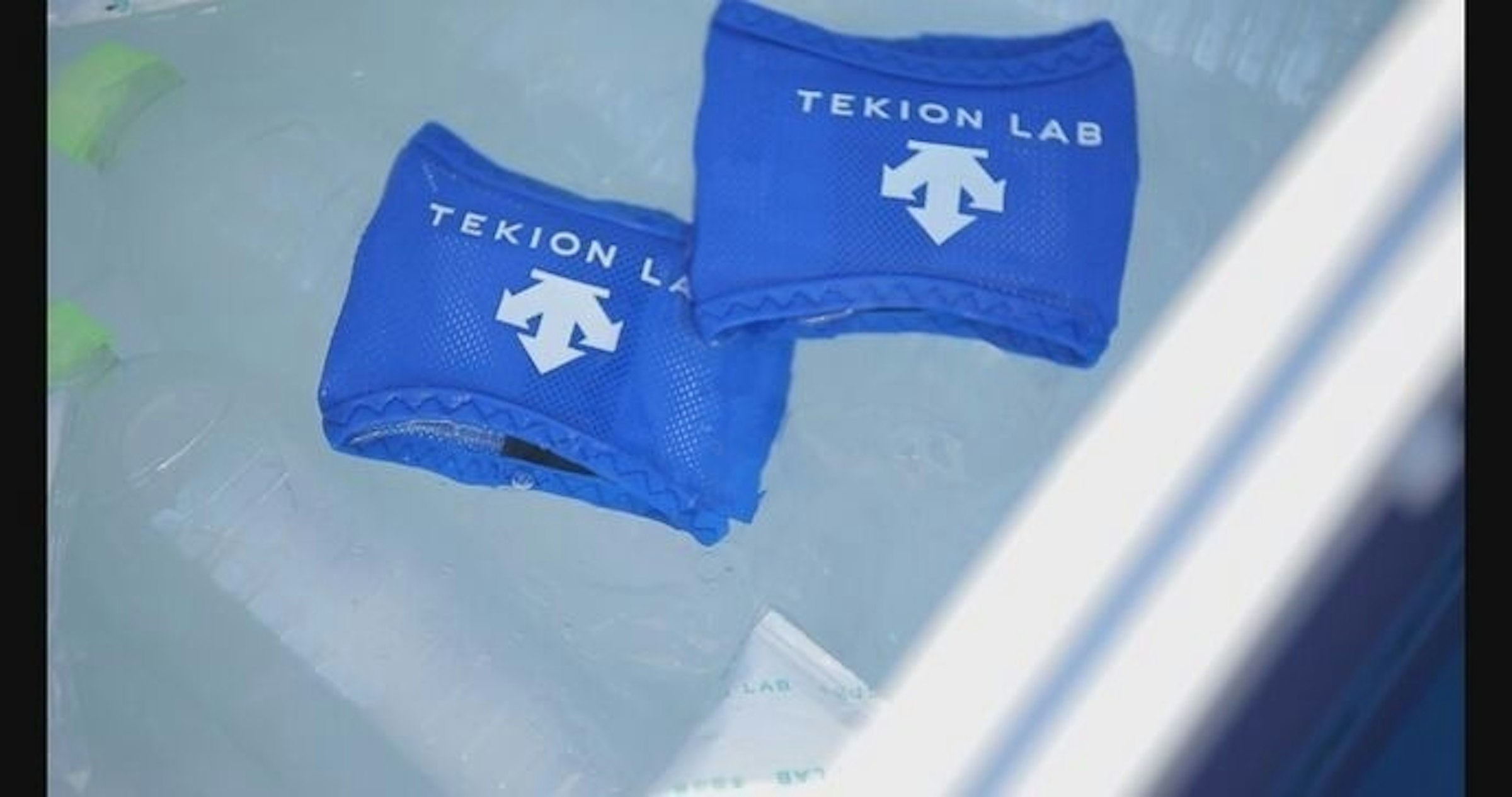 照片中提到了TEKION LAB、TEKION LA、FLAB，跟Descente、Descente有關，包含了鈷藍色、運動員、夏普公司、幕岳