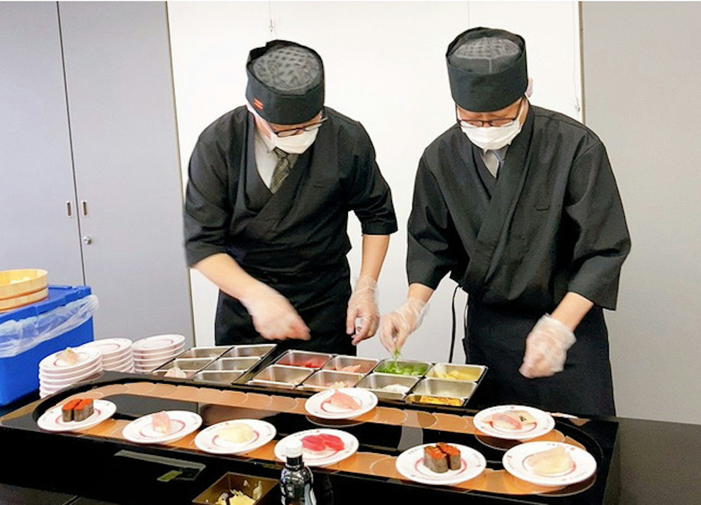 照片中包含了碟、壽司、Kappa創建、卡帕壽司、傳送帶壽司