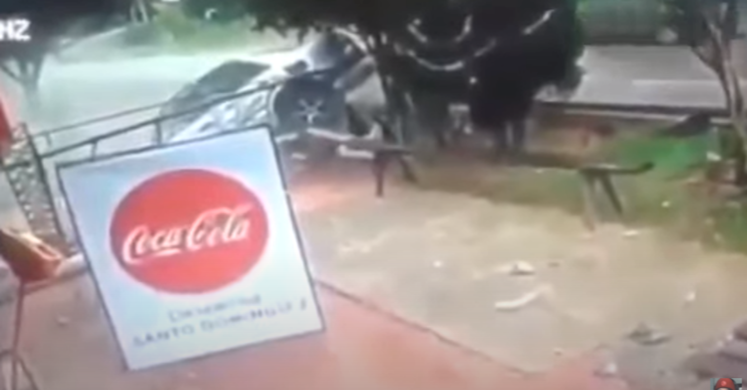 照片中提到了Coca-Cola、SANTO DO H，跟可口可樂有關，包含了可口可樂、可樂、汽水、可口可樂公司