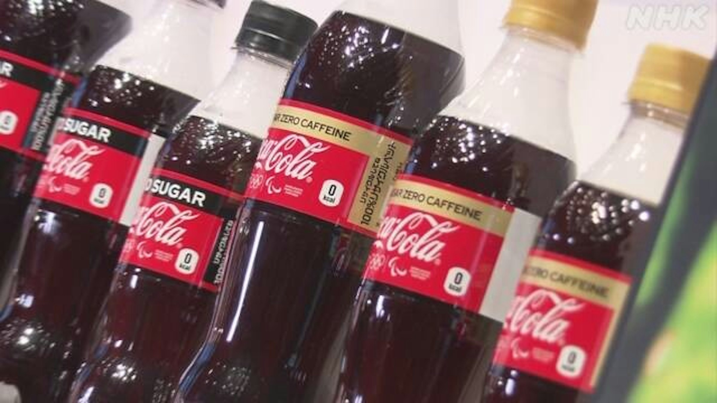 照片中提到了ZERO CAFFEINE、ola.、RZERO CAFFEINE，跟速溶糖、可口可樂有關，包含了喝、汽水、可樂、PET瓶