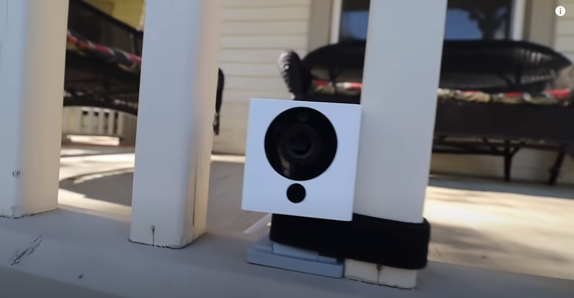 照片中包含了低音炮、低音炮、電腦音箱、音響器材、電子產品