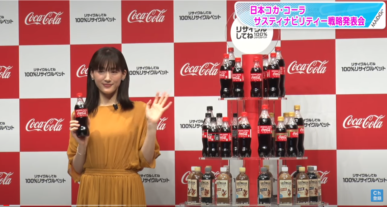 照片中提到了日本コカコーラ、T、CocaCola，跟可口可樂、可口可樂有關，包含了喝、德瓦尼爾·梅塔（Dhwanil Mehta）、愛生活！二崎高中偶像俱樂部、二崎高中偶像俱樂部、插圖