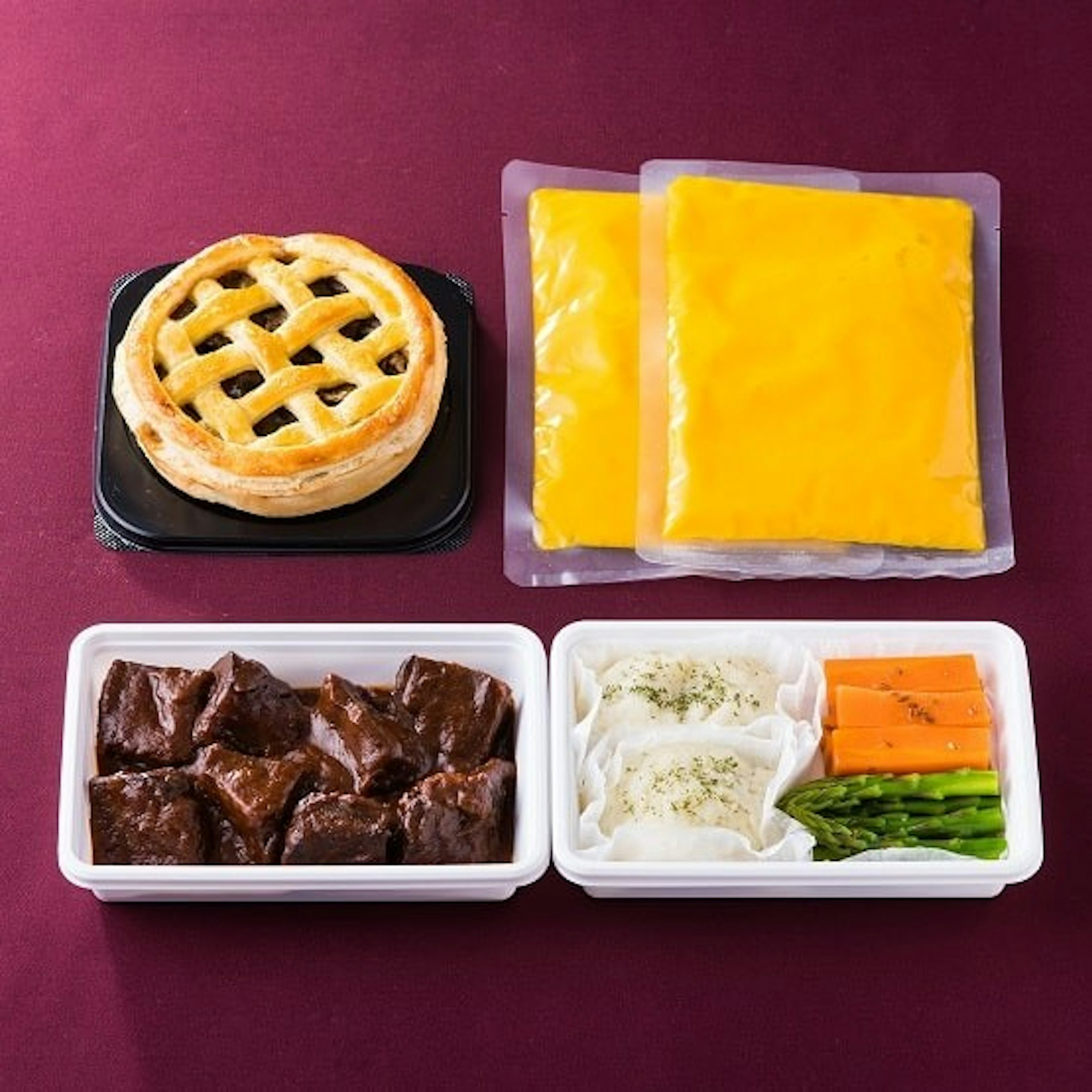 照片中包含了航空餐、航空餐、咖啡店、膳食、主菜