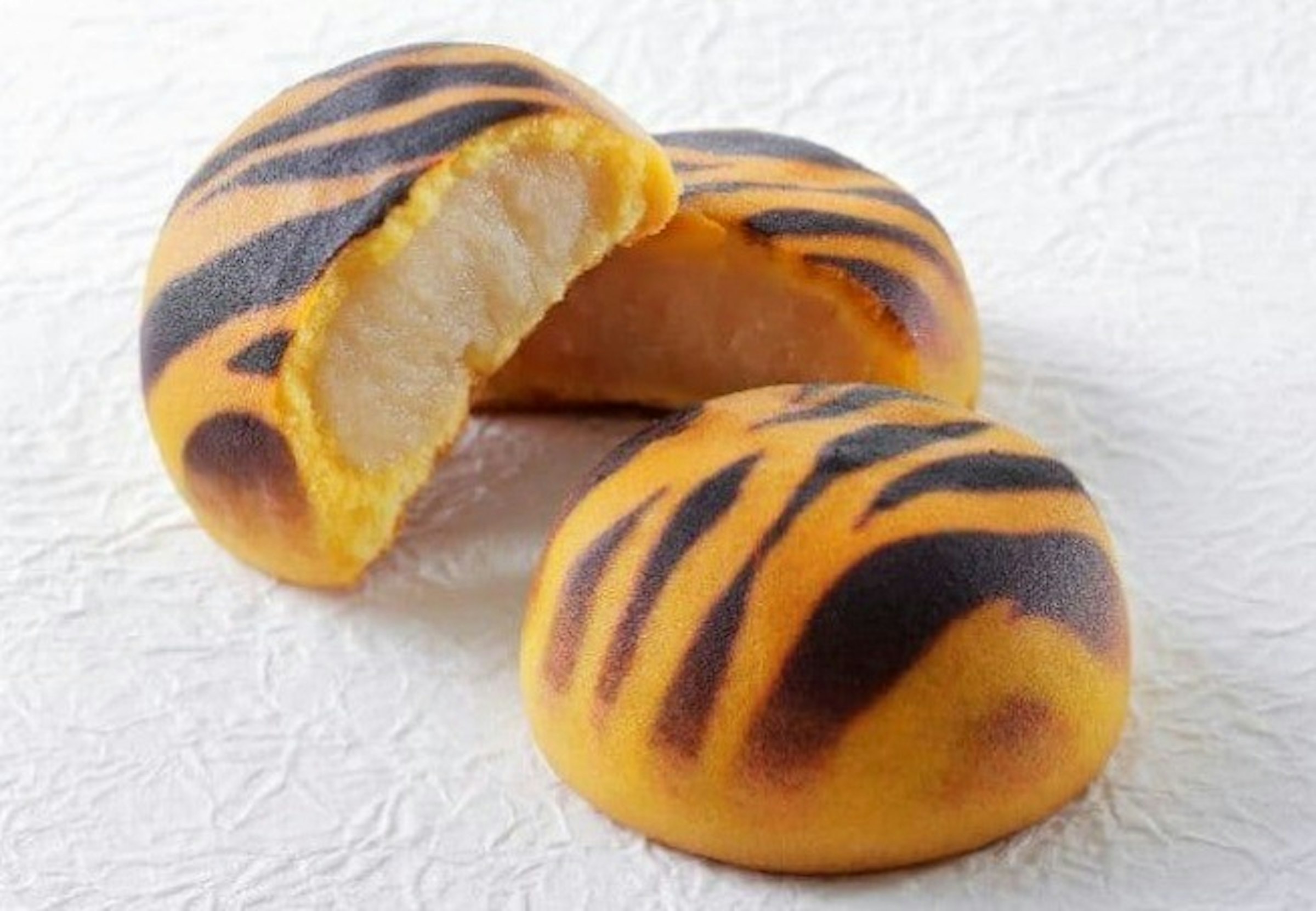 照片中包含了焙烤食品、萬壽、Baumkuchen、流月、糖果店