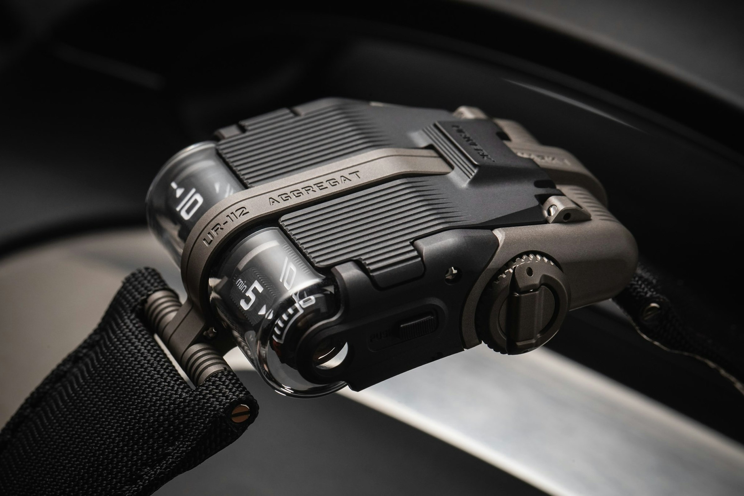 照片中提到了10、AGGREGAT、LIR-112，跟能量有關，包含了看、看、URWERK、URWERK UR-CHRONOMETRY EMC、世界溫度