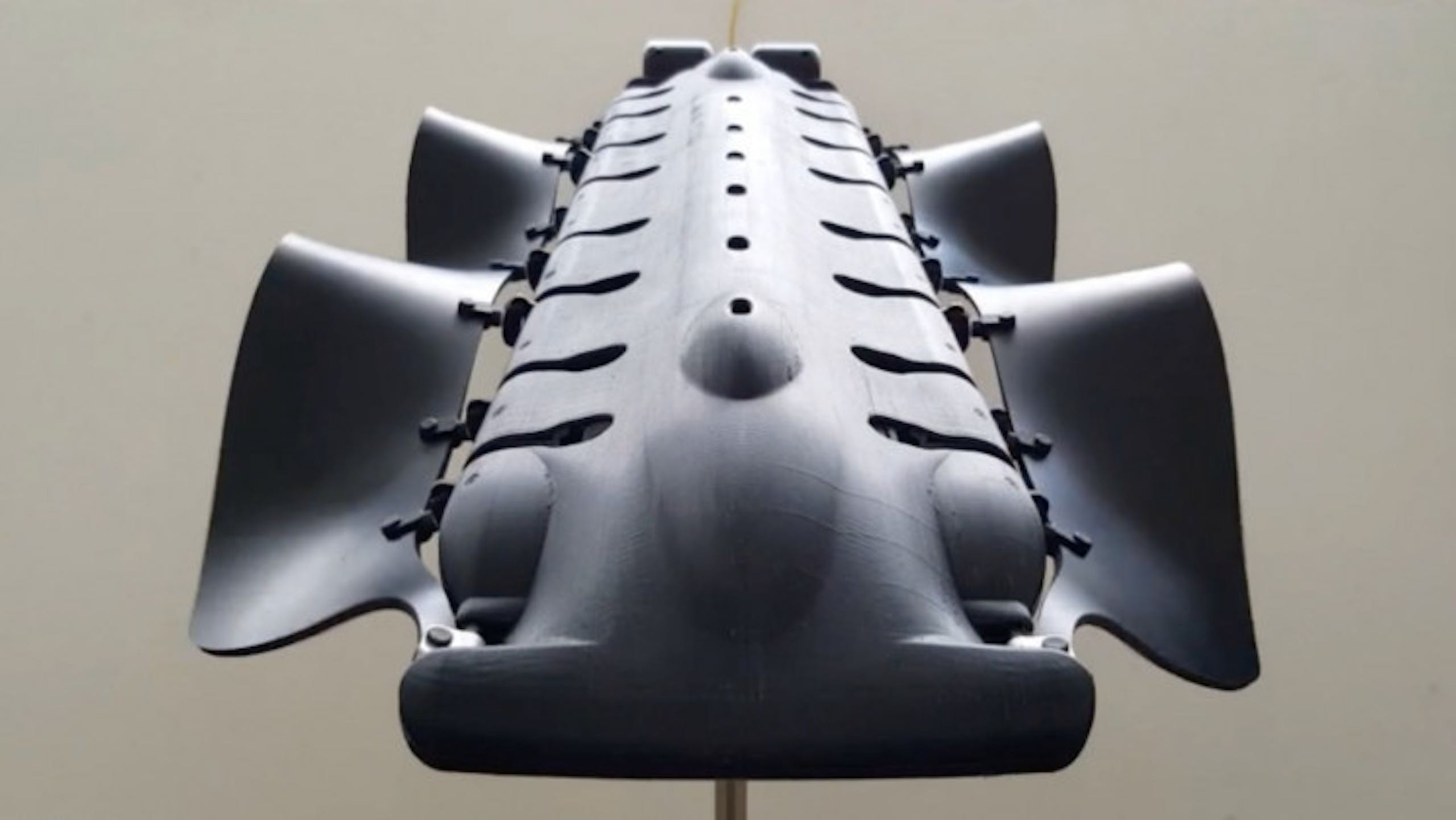 照片中包含了鰭機器人、機器人、機器人技術、自主機器人、Pliant 能源系統有限責任公司