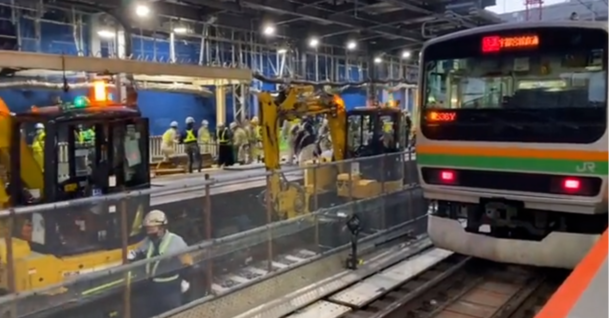 照片中提到了JR，包含了跟踪、鐵路交通、培養、快速運輸、有軌電車