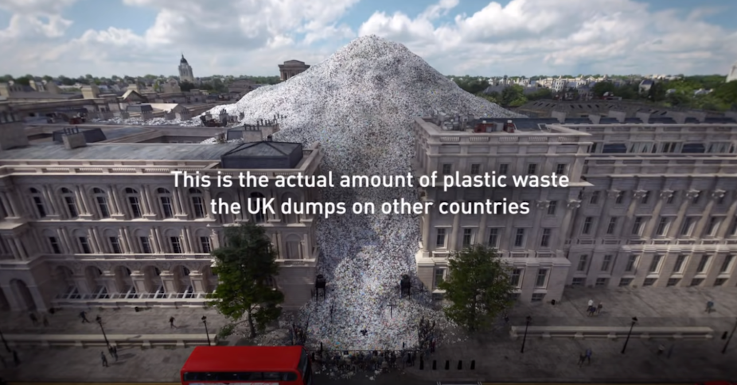 照片中提到了This is the actual amount of plastic waste、the UK dumps on other countries，包含了考古遺址、考古遺址、正面、屋頂、紀念碑