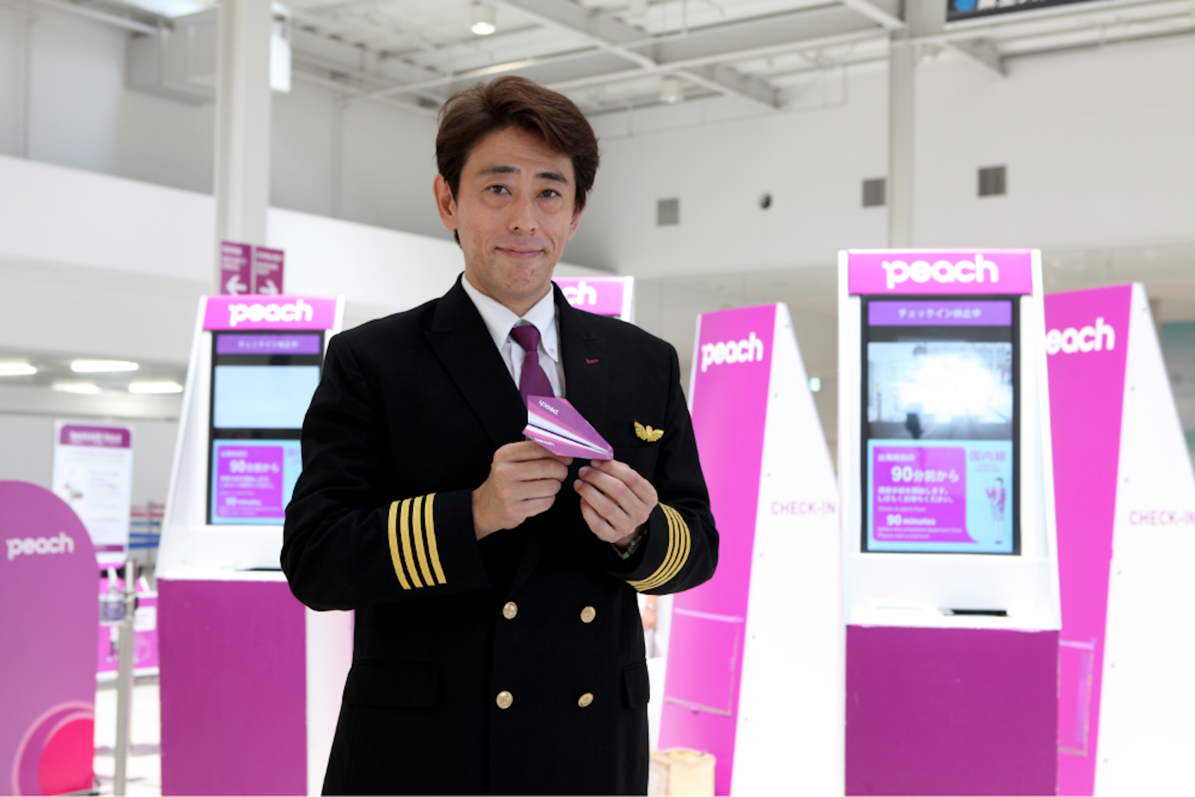 照片中提到了peach、peach、pooch，跟桃子航空、桃子航空有關，包含了通訊設備、森武昭、樂桃航空、飛機、航空公司
