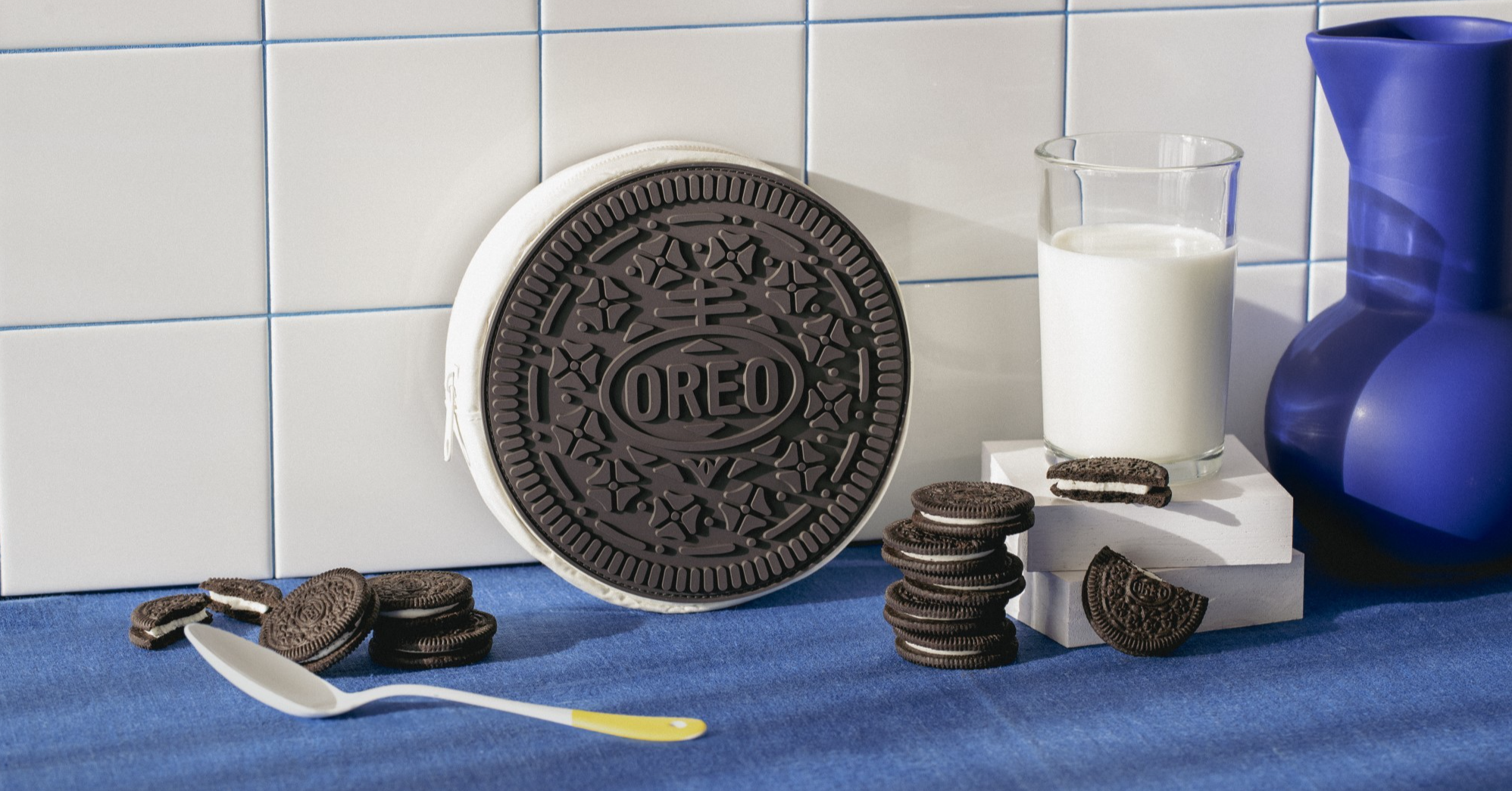 照片中提到了OREO,跟奧利奧有關,包含了曲奇餅、納比斯科、餅乾