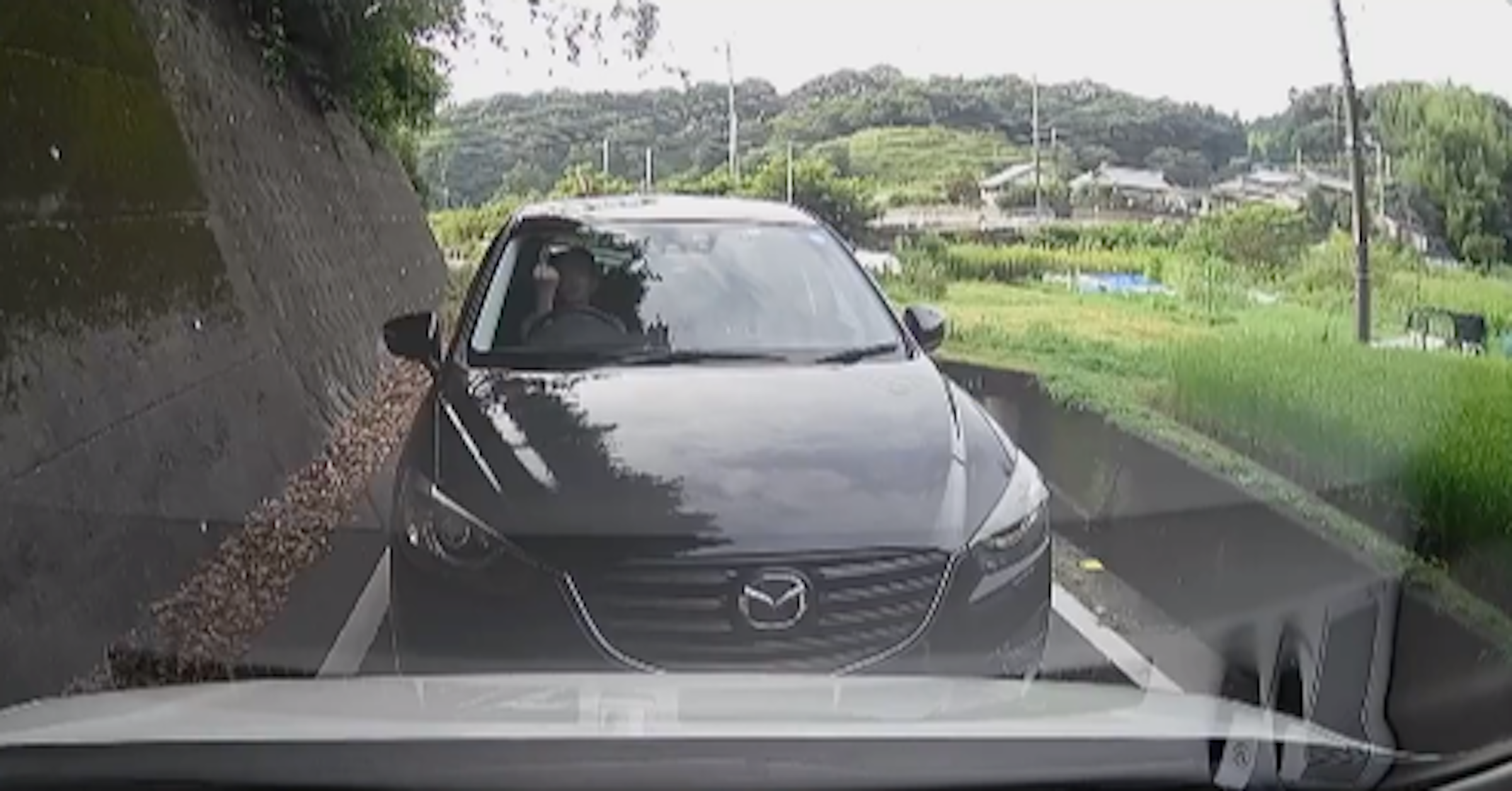 照片中跟馬自達有關，包含了路、汽車、摩托車、運動型多功能車、小型貨車