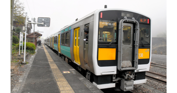 照片中提到了E132-11、130，包含了公共交通時刻表、中日本旅客鐵道株式會社、東京站、運輸、鐵路