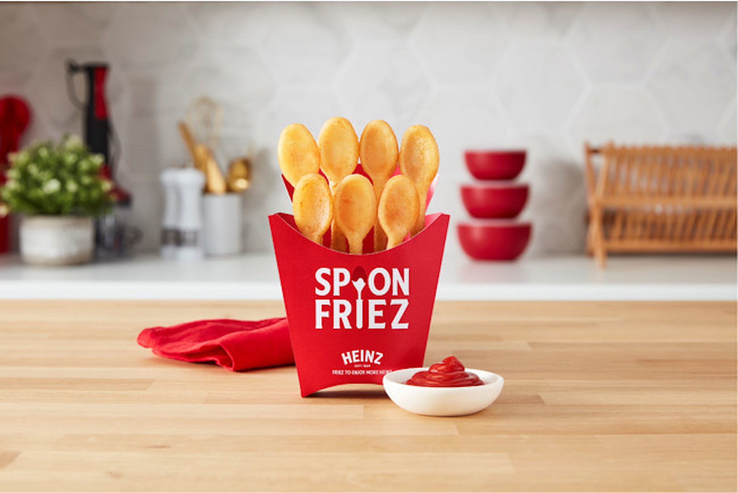 照片中提到了SP ON、FRIEZ、HEINZ，包含了炸薯條、炸薯條、海因茨、法國美食、漢堡包