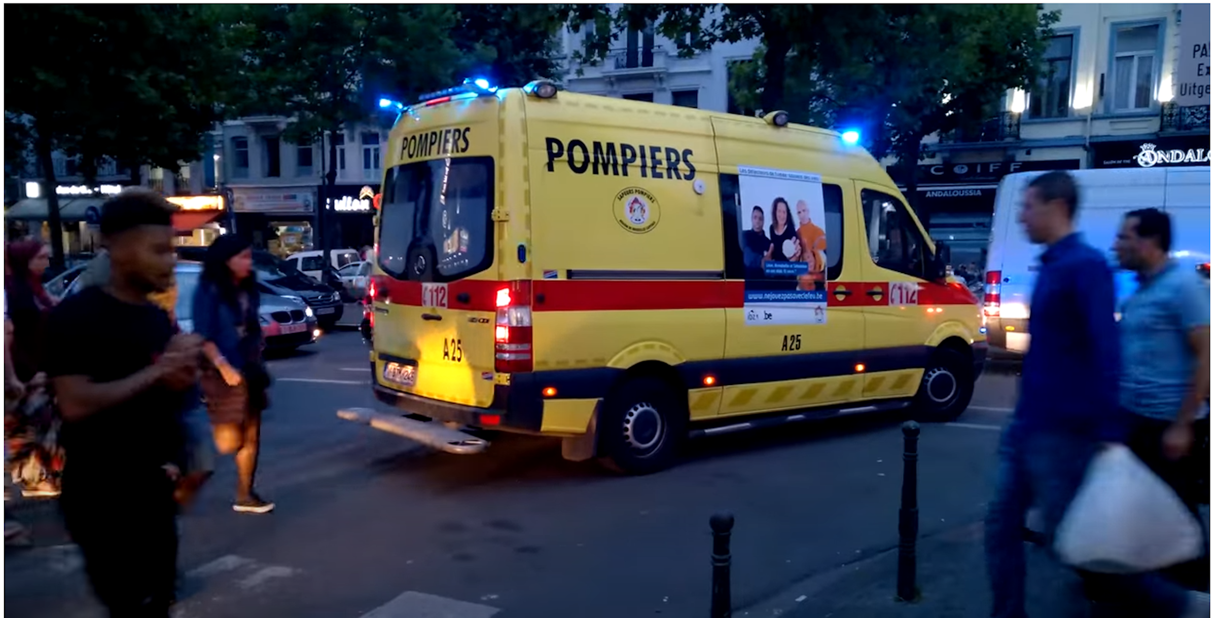 照片中提到了ullan、POMPIERS、A25，包含了緊急情況、小型貨車、摩托車、貨車、消防部門