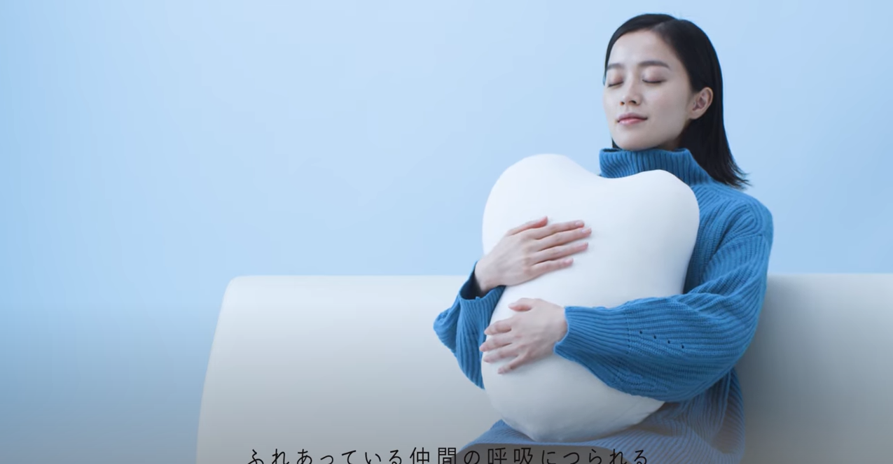 照片中提到了ふれあっている仲間の呼吸につられる,包含了肩、枕頭、牆紙、2023年、呼吸