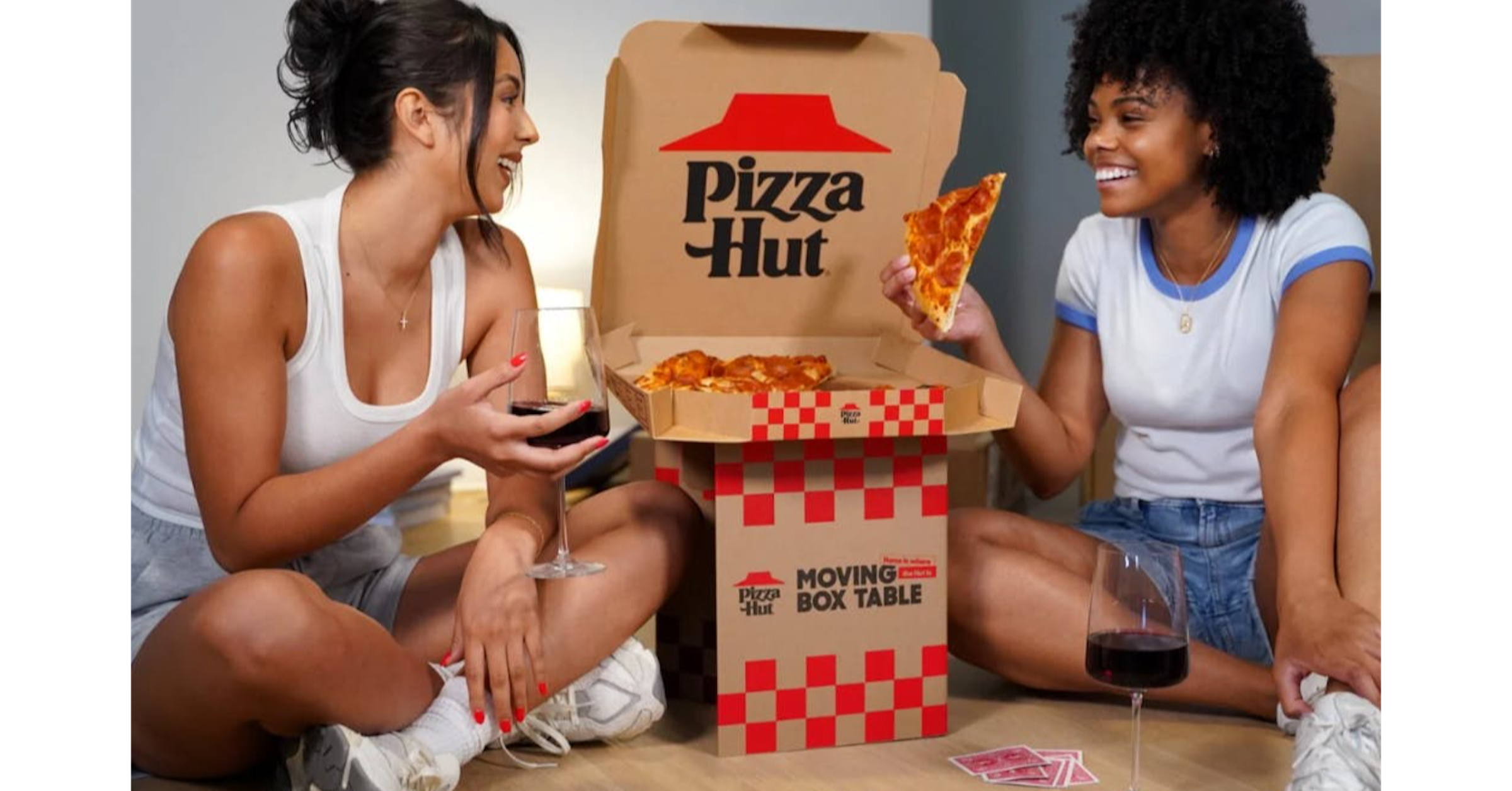 照片中提到了Pizza、Hut、Pizza，跟必勝客、必勝客有關，包含了披薩盒、比薩、披薩盒