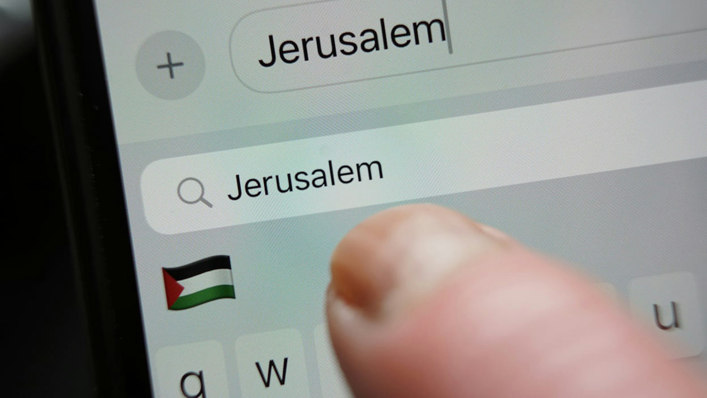 照片中提到了+、Jerusalem、Q Jerusalem，跟巴勒斯坦國旗有關，包含了耶路撒冷、巴勒斯坦、蘋果手機