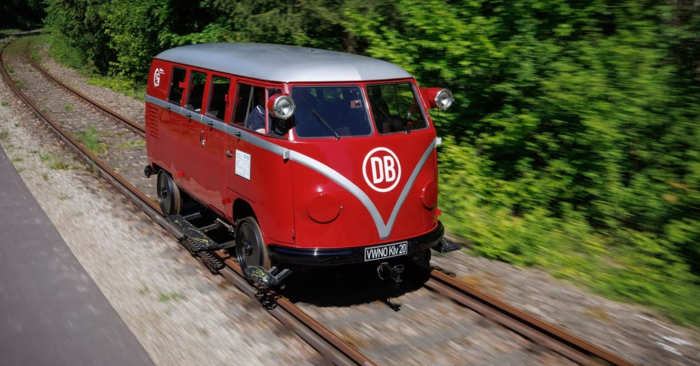 照片中提到了(DB、VWNO Kiv 20，包含了大眾布利希恩、大眾 2 型、大眾汽車、大眾汽車、汽車