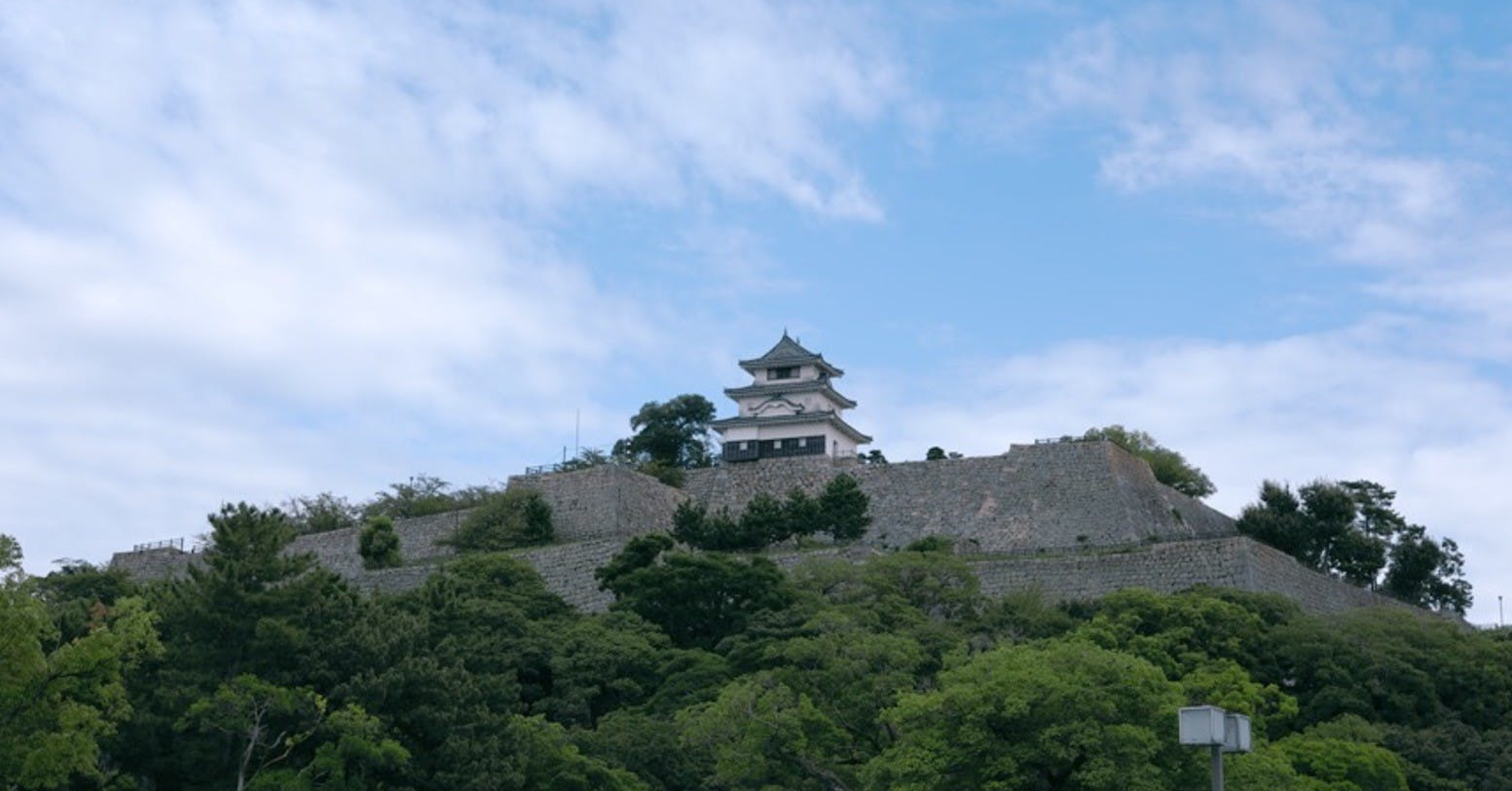 照片中包含了丸龜城、丸龜城、托貝魯博伊斯、托馬里、日本城堡