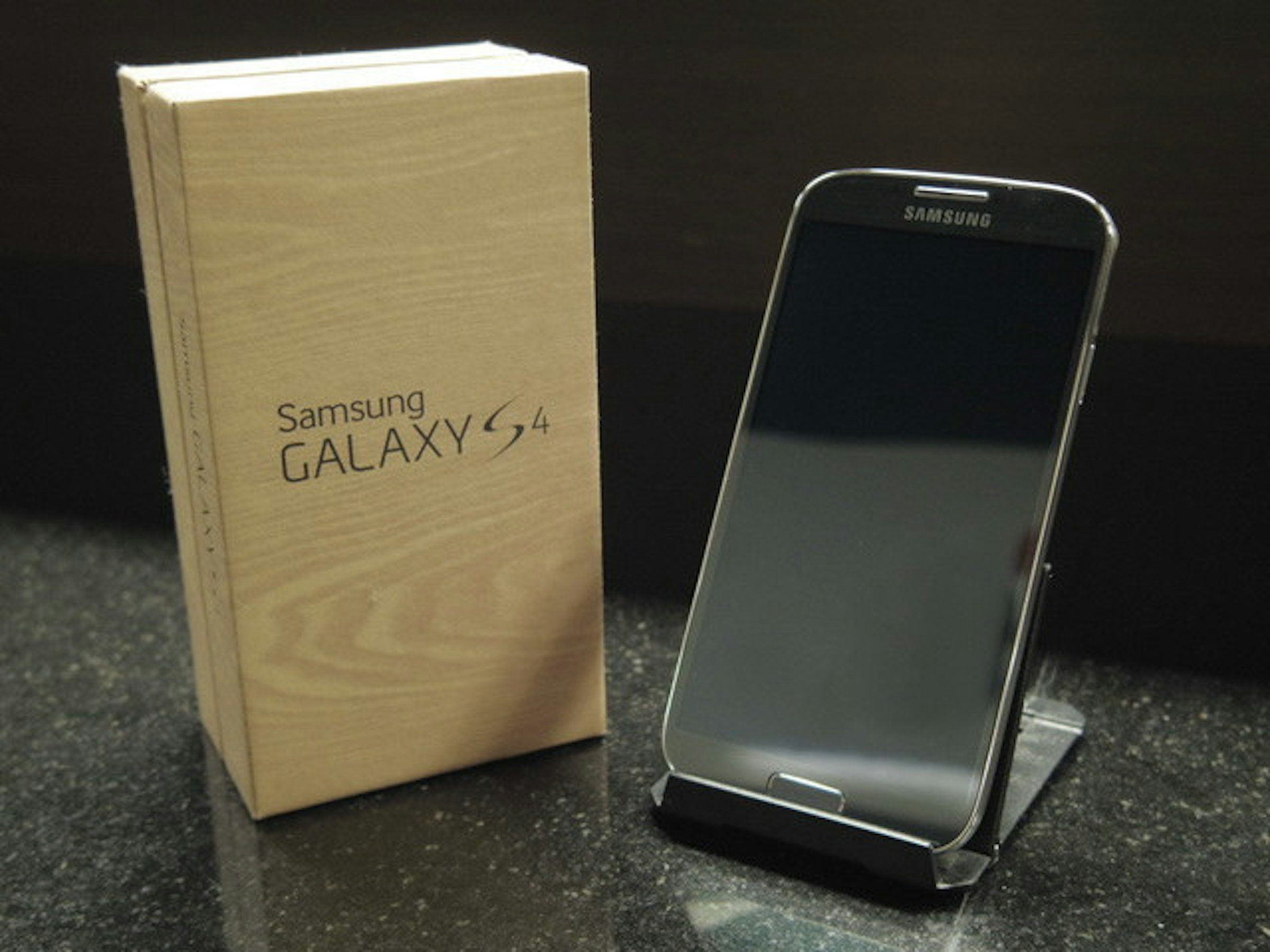 是攻頂！GALAXY S4 雙卡雙待手機 i9502開箱這篇文章的首圖